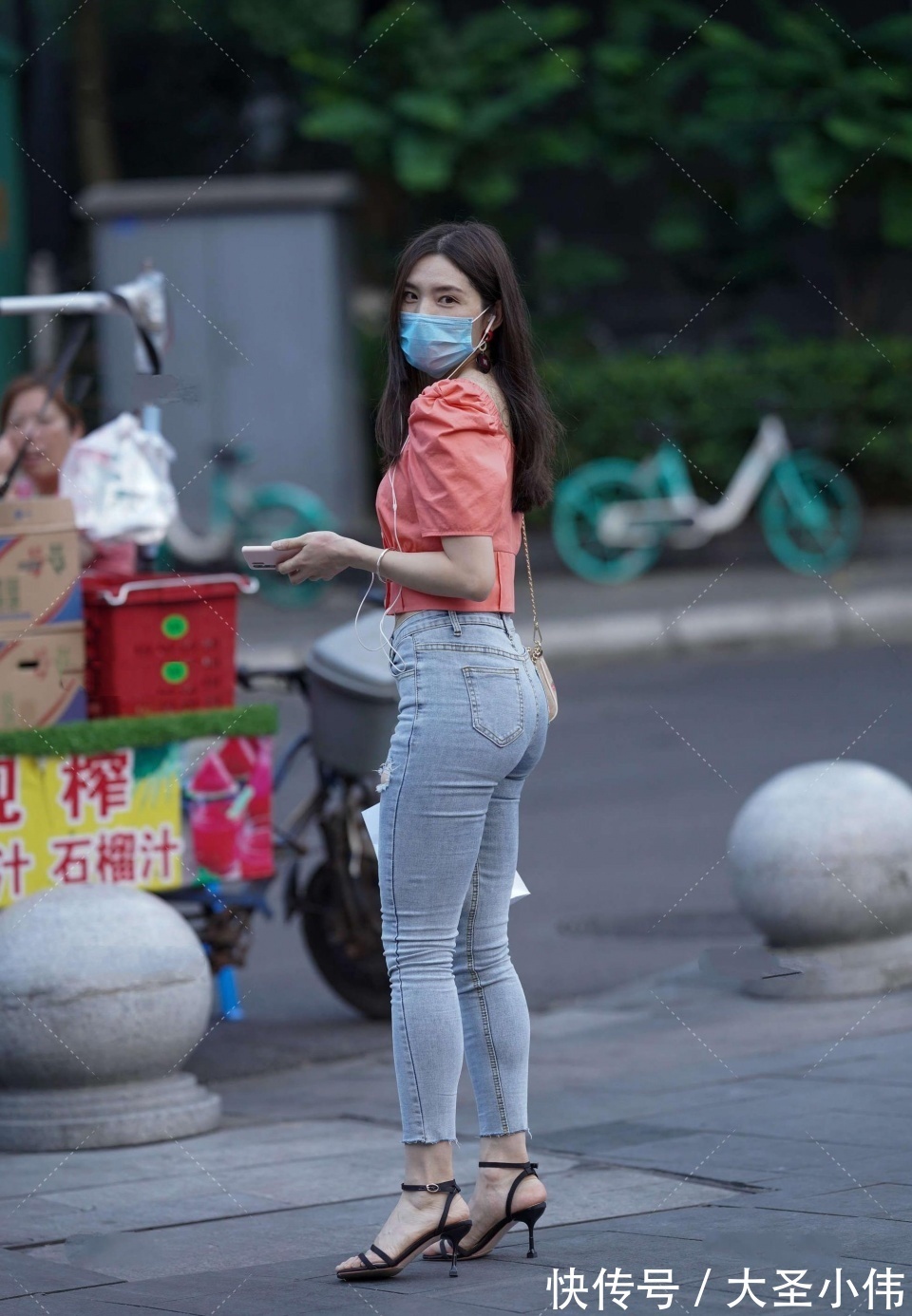 泡泡袖|美女街拍:这大长腿简直了!是所有女生都羡慕的吧,好想开法拉利带她去兜风