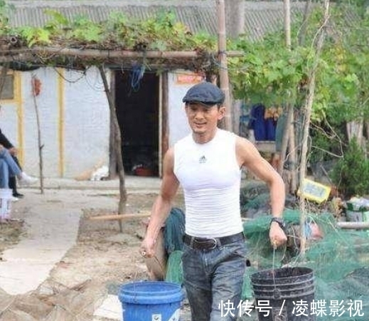 凤凰传奇|从星光大道冠军到“人人喊打”，52岁的阿宝再惹争议，他做了啥？