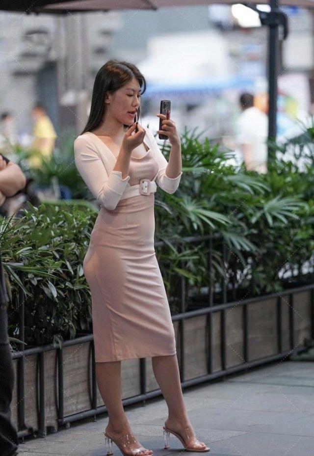 穿搭 小姐姐的粉色裹身裙搭配白色外套, 背面开叉的设计让穿搭显得俏皮