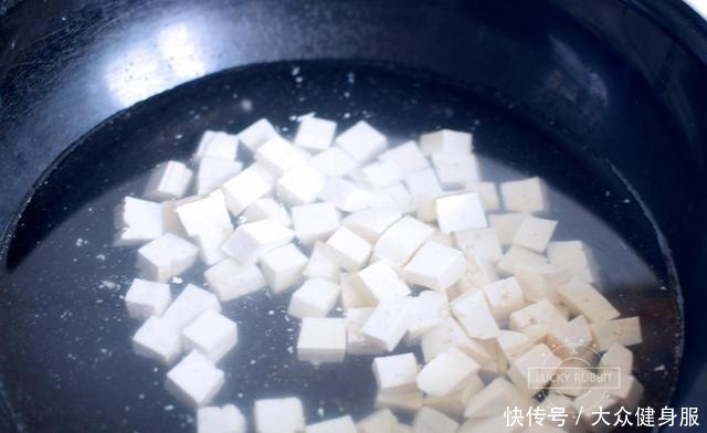 豆腐加这个一起烧,味道太鲜美,汤汁都吃光,米饭都不够吃了!