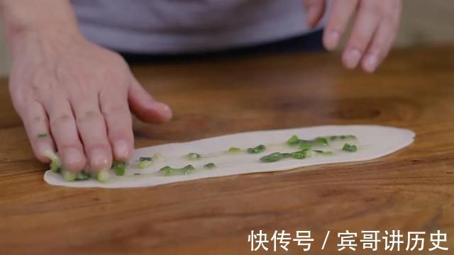 排队4个小时才能吃到的网红葱油饼，只要简单几步在家就能做