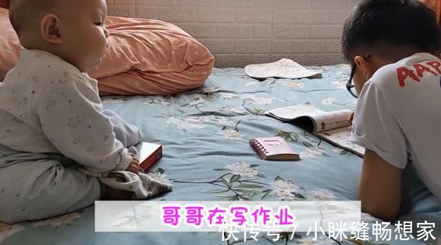 老大|七月大的萌娃弟弟看哥哥写作业,父母看得真暖心以后妥妥的学霸