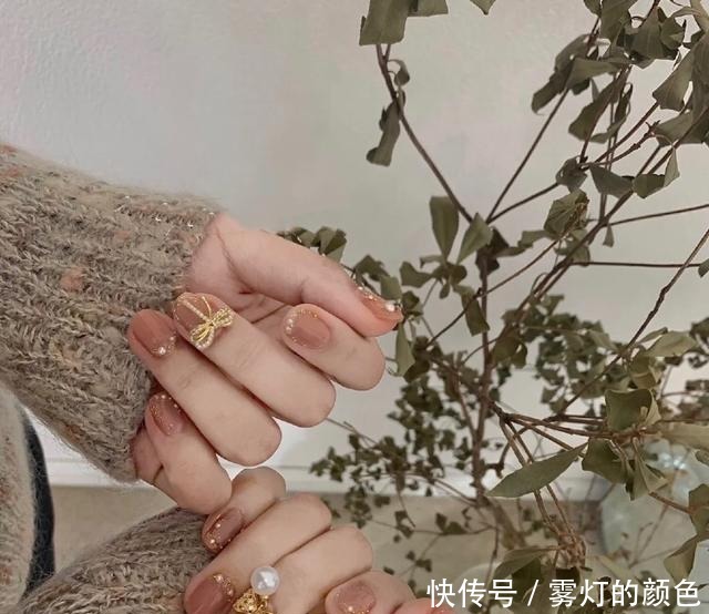 琥珀色|显白时髦,这几款美甲新年做起来,超出众