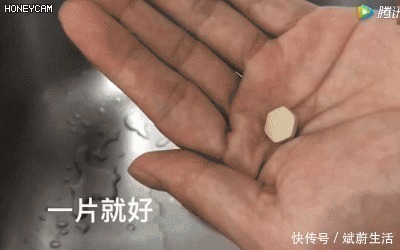 下水道堵了，她随手丢进两块药片，不到1分钟就疏通了