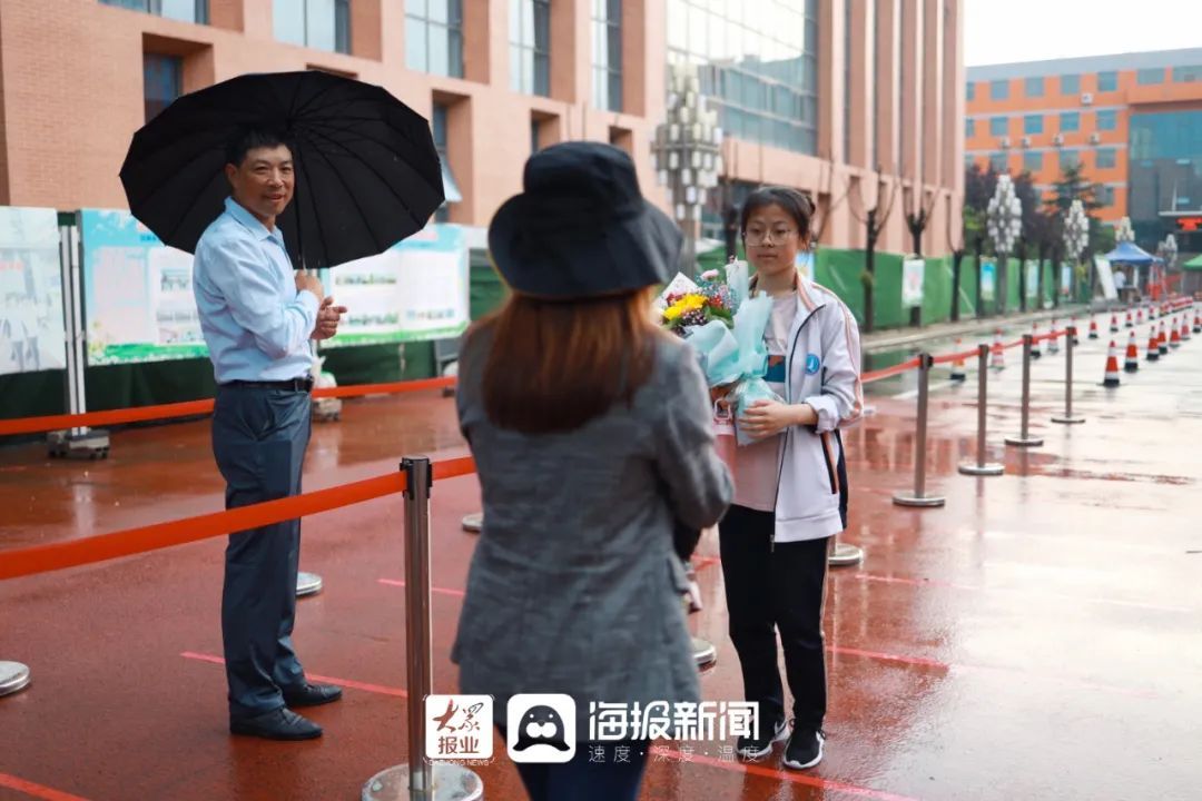 日照实验高中|刚刚！日照高考雨中结束！他第一个冲了出来！这些感动瞬间......