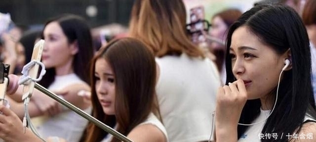 直播从业者|高三老师监考时开直播,面对质疑还振振有词,怕困没有打扰学生