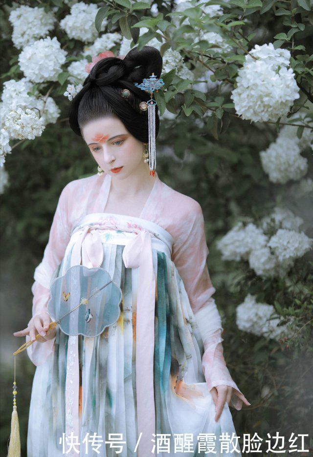 本以为外国人穿汉服会很“丑”，看完照片之后，才知道是我错了