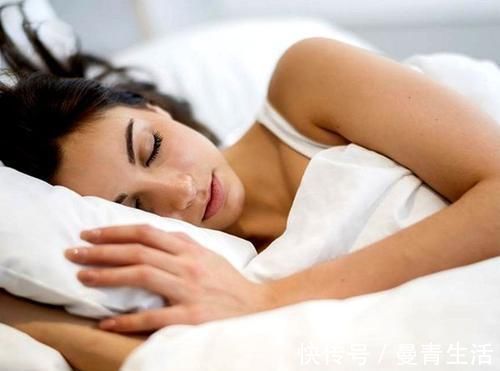 失眠|经常失眠会'减寿'!医生提醒:多喝1种水,解郁安神,不靠安眠药