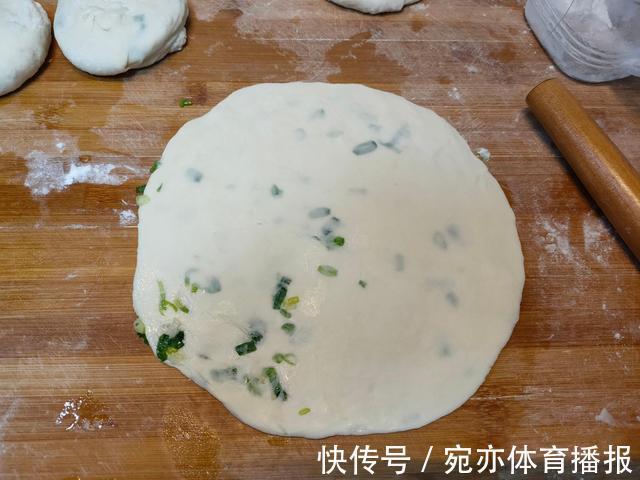 凉水|烙饼想要柔软好吃有层次,和面用开水还是凉水?其实都不正确