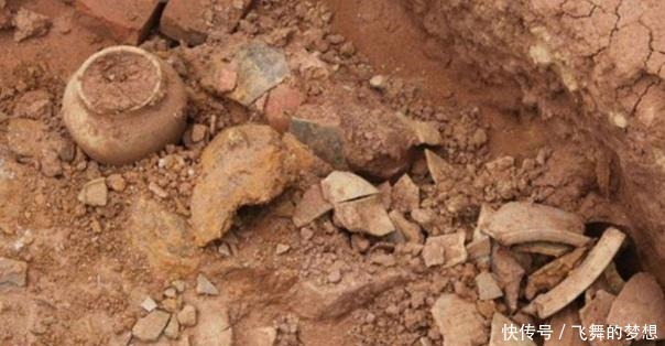 落得|铁匠起夜发现黄金,连夜掘出二十多箱财宝,最终落得全家人惨死!