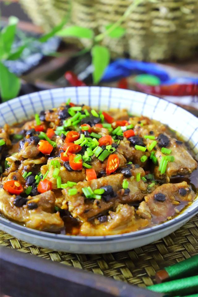 排骨不煮不炖不炸，教你秘制做法，嫩滑多汁入味，好吃不上火