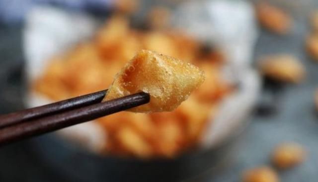 一张饺子皮，做出酥脆口感的小丁泡零食，又香又脆！