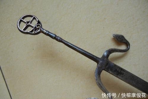 为了对付武士刀,日本古代警察将源自中国的“铁尺”纳为常备武器