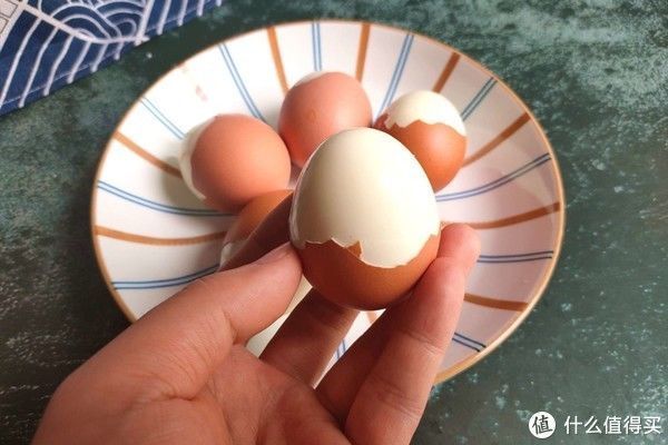 煮鸡蛋时,切记别只加清水,多加两样,蛋壳好剥,蛋黄嫩滑不发青