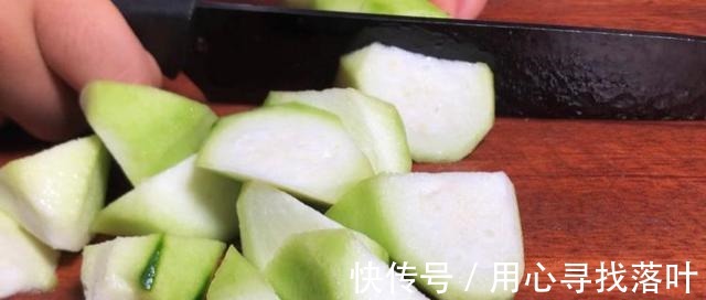 秋天多喝丝瓜三鲜汤，试试这样搭配食材，汤汁奶白，对抗秋燥！