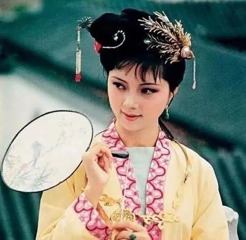 薛姨妈!贾母是怎么对待第一次见面的林黛玉、薛宝钗和尤二姐的?为什么?