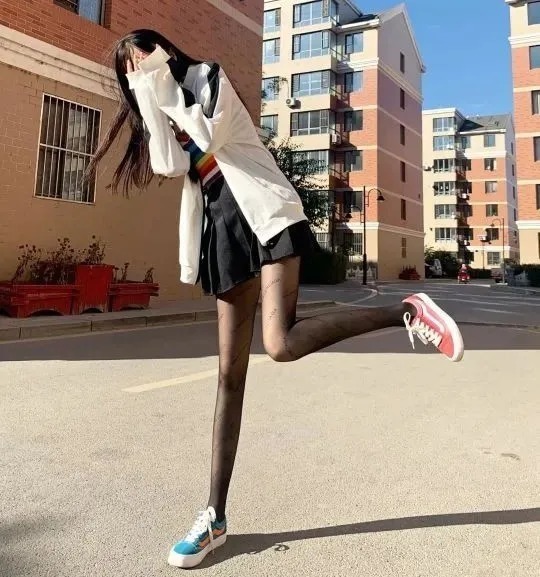 好看|时尚女生搭配:黑色秋冬百褶裙怎么搭?穿丝袜好看吗