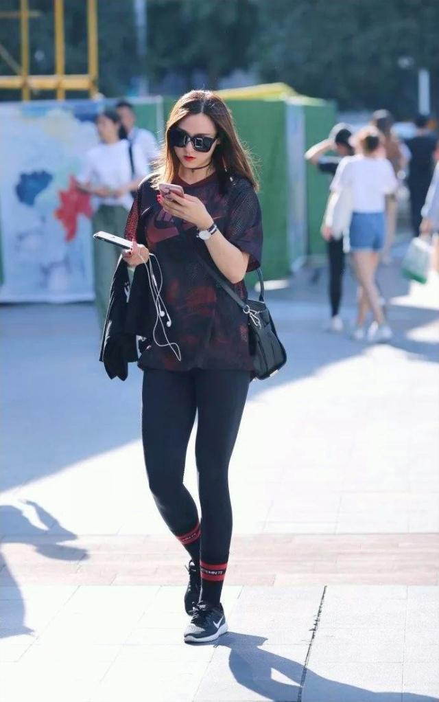 气质感 简洁打底裤可以更有女人味,整体看起来更加的整洁大方