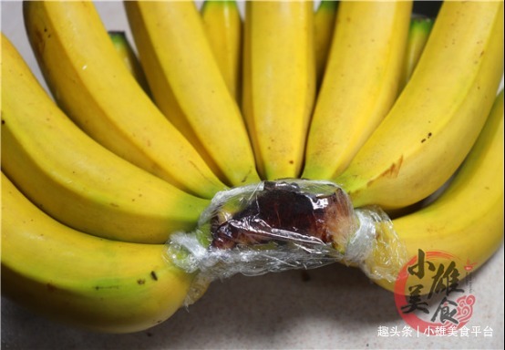 香蕉放两天就变黑，果摊贩子教我一招，放一个月不发黑还新鲜