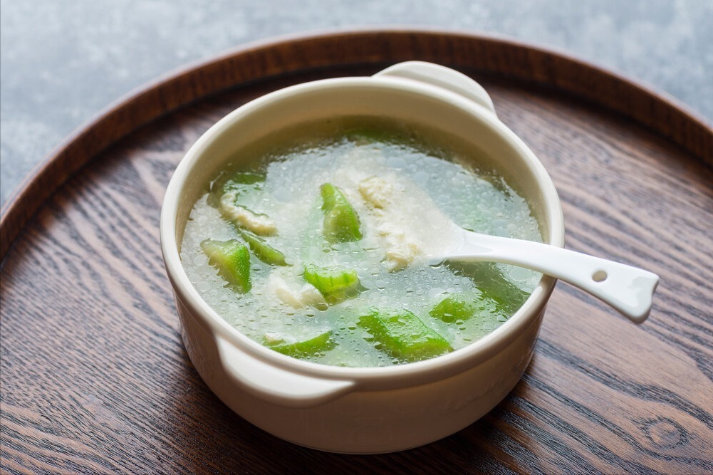 浸泡|做丝瓜汤,切记不要直接下锅,掌握这1步,汤鲜味美,颜色不变黑