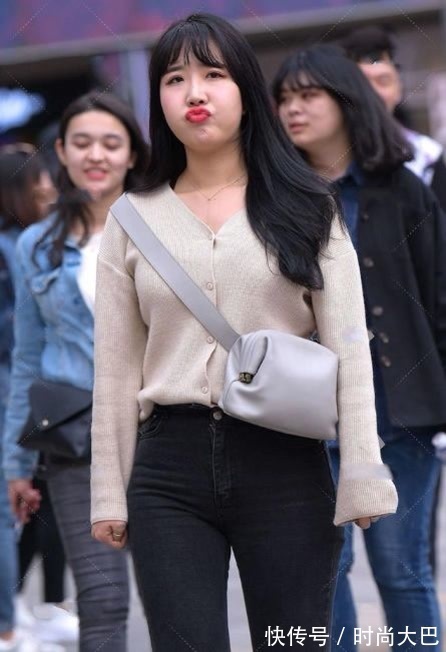 牛仔裤 穿着卡其色,时尚而老成,充满高级感