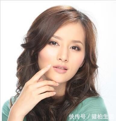 更年期|女人过了45岁要管住嘴,6种食物要少吃,能安度更年期,显年轻