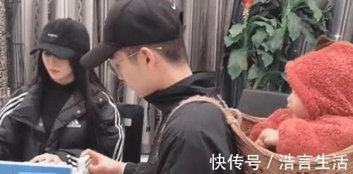 舅舅|“背篓舅舅”意外走红,带娃搓麻将两不耽误,宝宝的表情太可爱