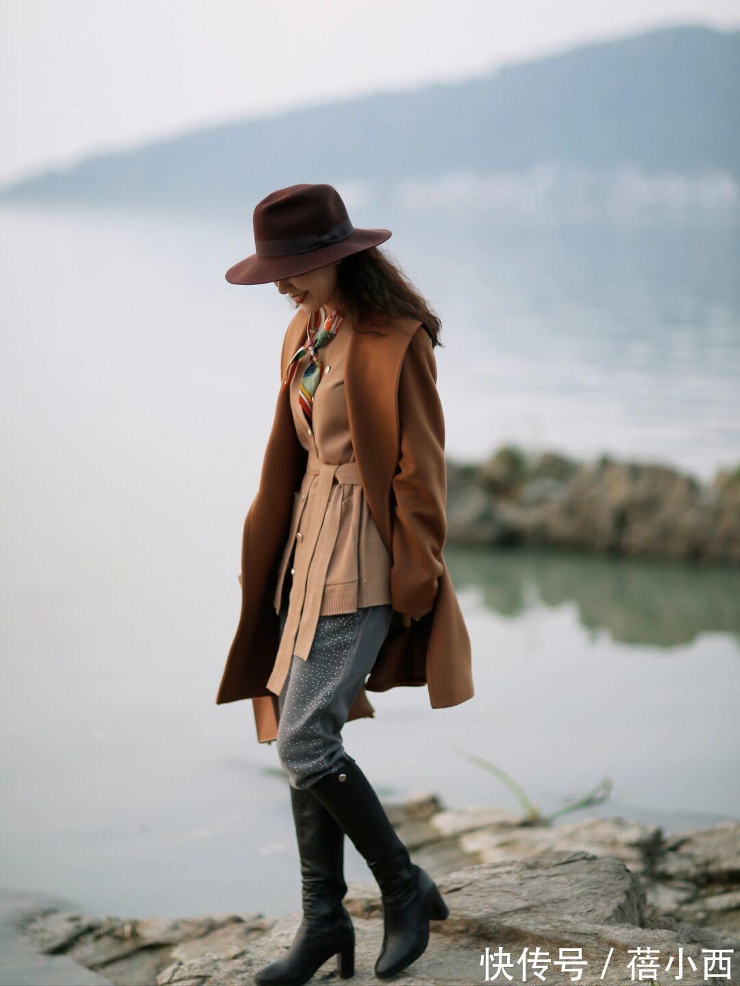 视觉效果|奔三奔四的女人,建议多穿“大地色大衣”,搭配裤子、裙子真高级