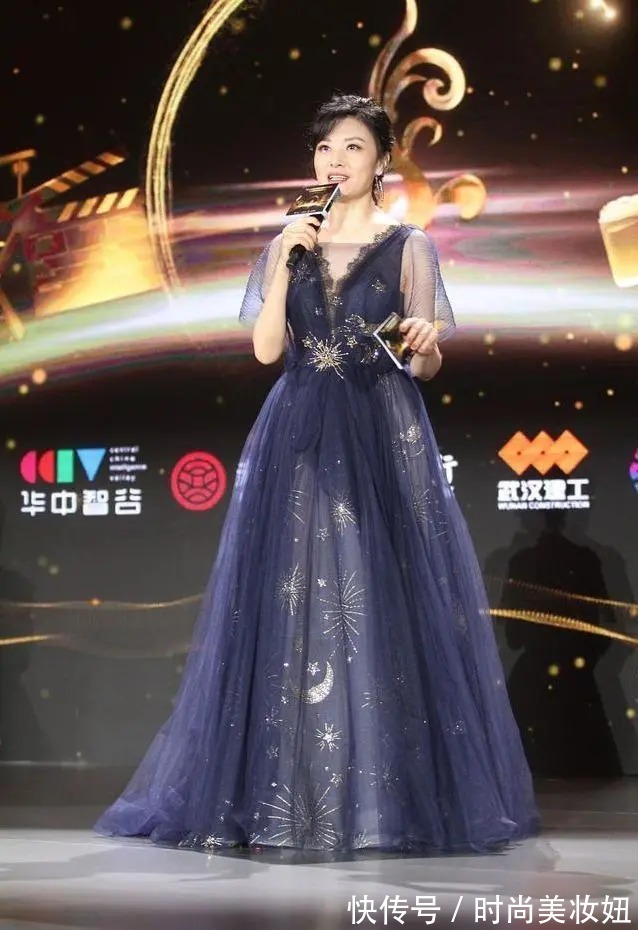 马尾|周涛这才是“逆龄生长”，一袭蓝色连衣裙配高马尾，53岁太养眼