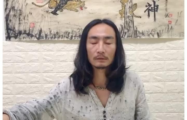 书法大师#靠写“丑书”走红,创作时表情夸张、情感丰富,1年收获61万粉丝