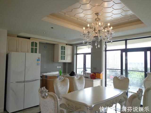 背景墙|老公把卧室装修得像皇宫似的，闺蜜都笑我是个有钱女人