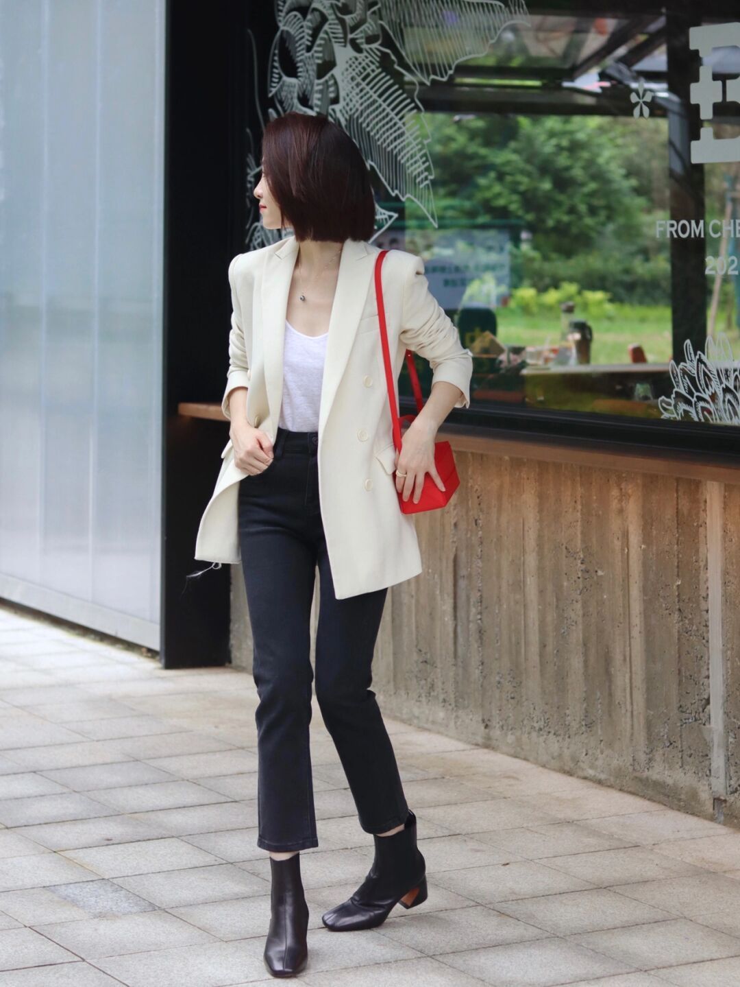 靴子 今年靴子流行“穿粗不穿细”,稳重大方又百搭,保暖舒适不累脚