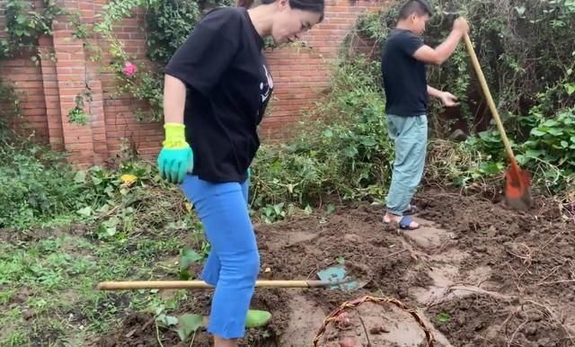 炖鱼|奥运冠军王楠乡下做饭！大铁锅炖鱼接地气，儿女坐地上不嫌脏