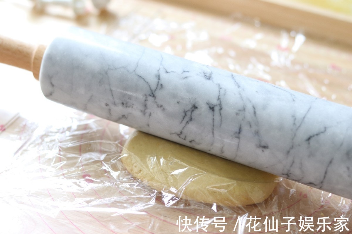 红薯搭配奶粉，做出来美味的饼干，味道香甜极了