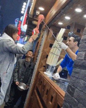 |搞笑GIF段子：只要你愿意赚钱买饭吃，我就愿意赚钱买水喝