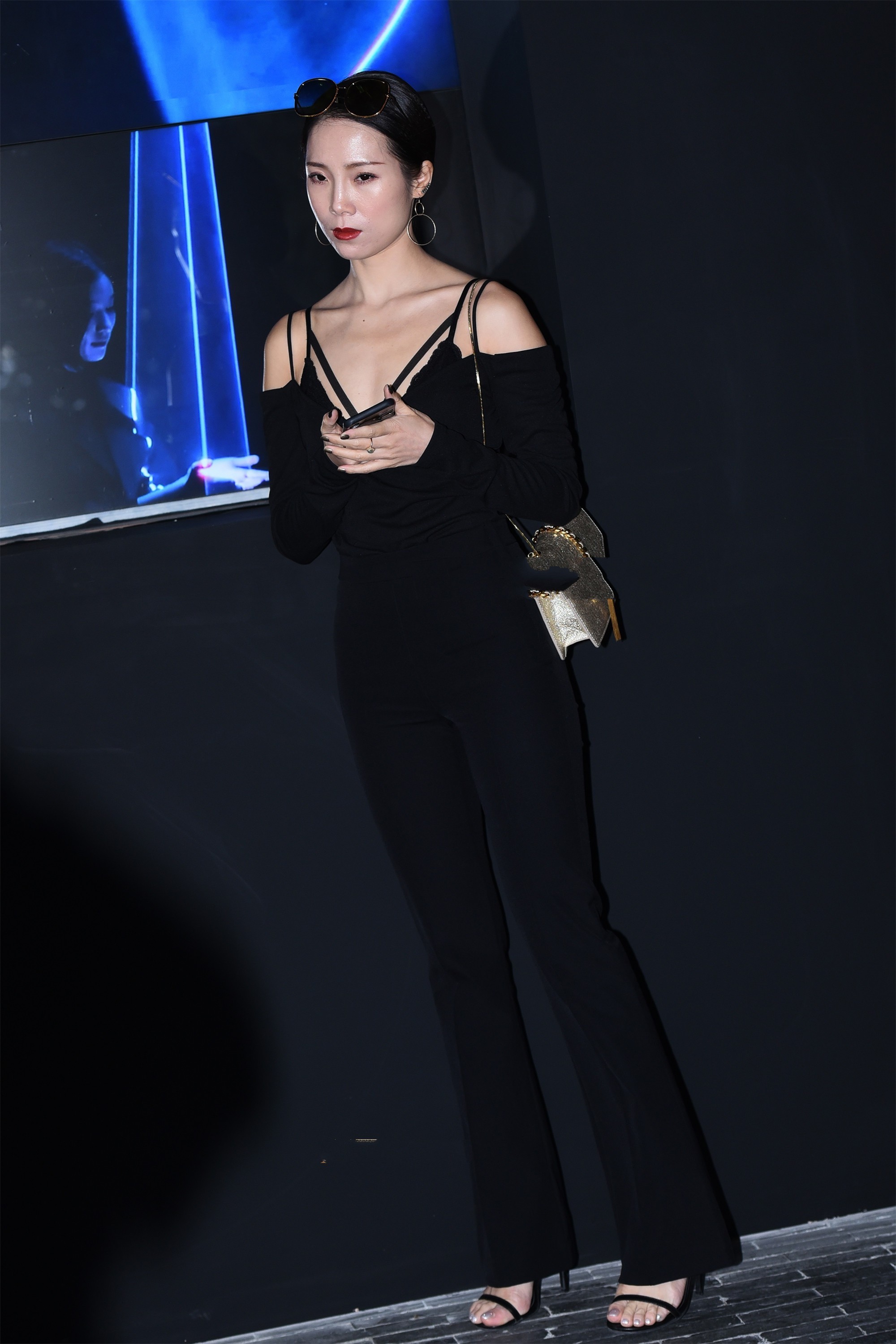 典雅|美女街拍:同色系穿搭,黑色典雅高级,显瘦不低调