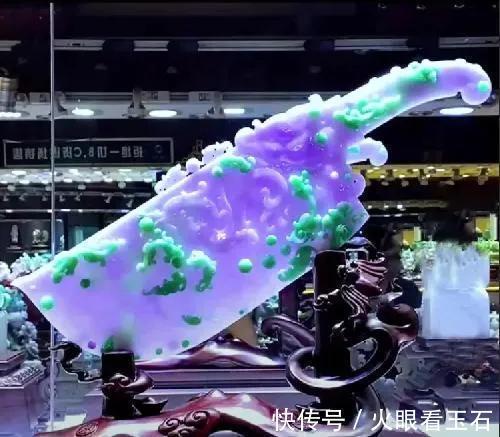 雕工&最大的翡翠宝刀,需要4个人协力才能抬动,但网友们:浪费雕工