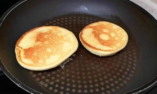 不用烤箱,不用电饭煲,学会这样做蛋糕,松软香甜,10分钟就上桌