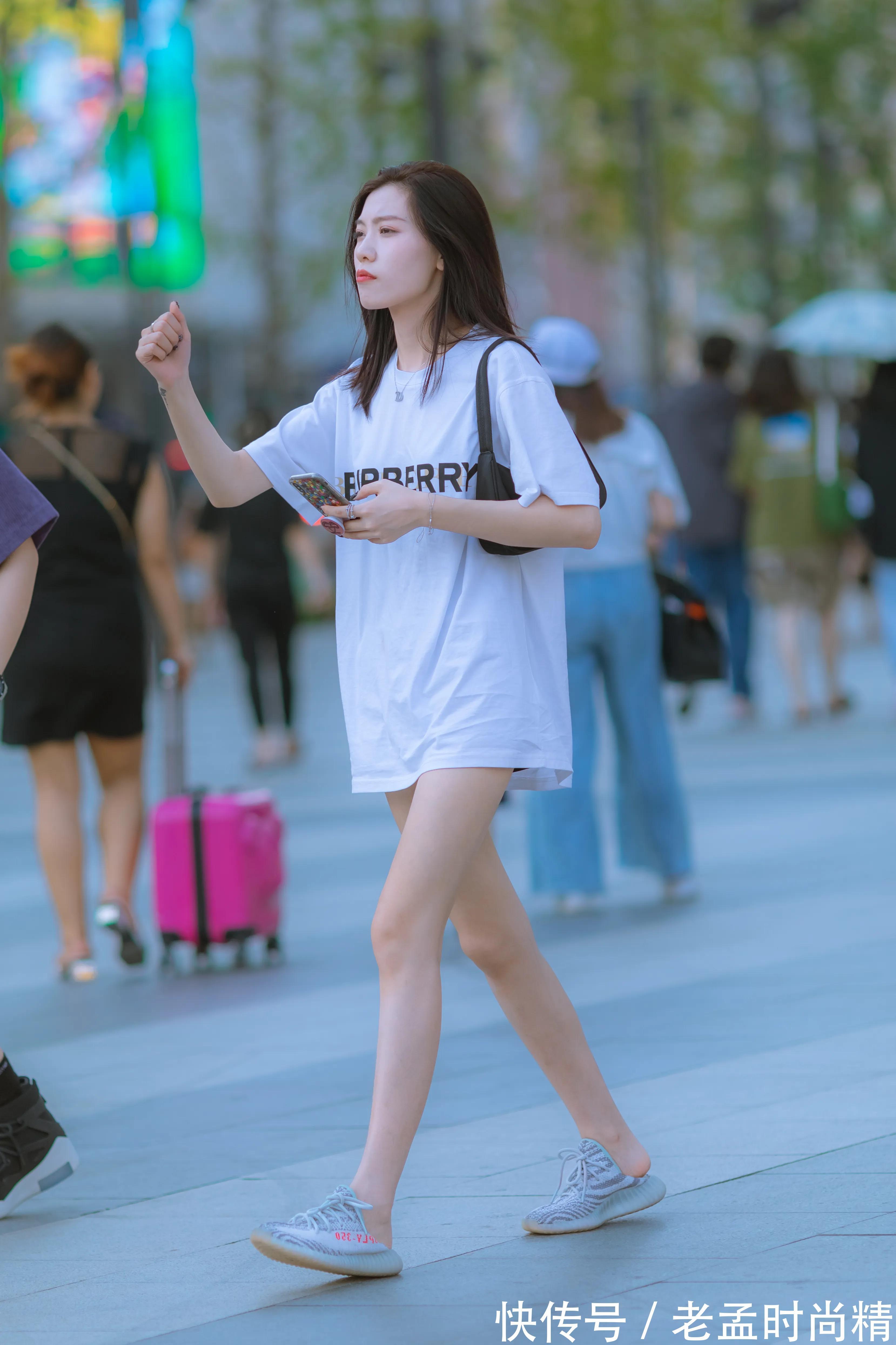 百搭 街拍|穿百搭白色上装的女生干净素雅又时尚