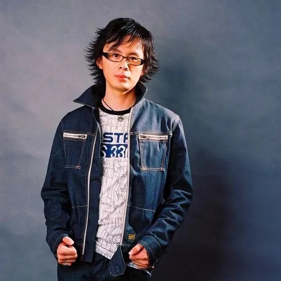 女孩子!2002年歌曲《丁香花》爆红,歌词里唱的亡者是谁?你知道吗?