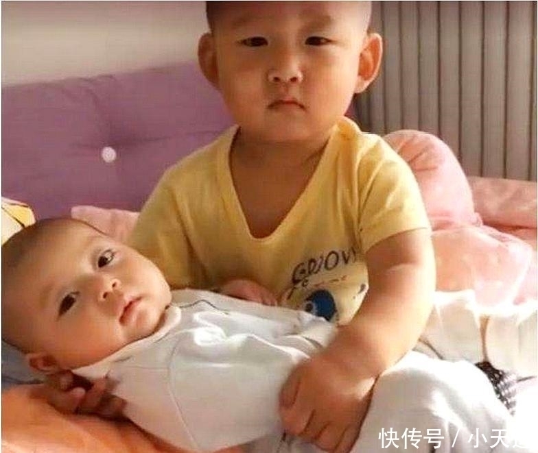 二成|3岁哥哥哄6个月弟弟睡觉,结果自己先睡着了,小大人真是萌翻了