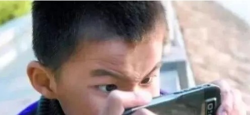 手机|“妈妈,我玩一会手机”,这位母亲的做法,让孩子主动远离手机