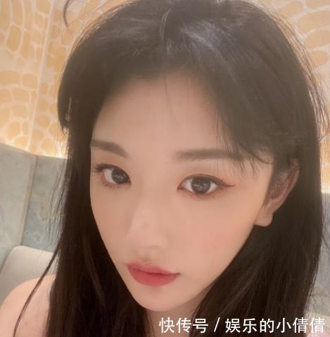 雪儿|孔雪儿参加直播活动,头围比主持人小一圈,生图“漫画脸”实锤了