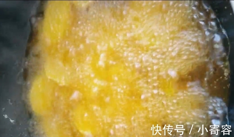 提升|炸土豆片撒上这种调料，香味瞬间提升10倍，一盘上来秒光。