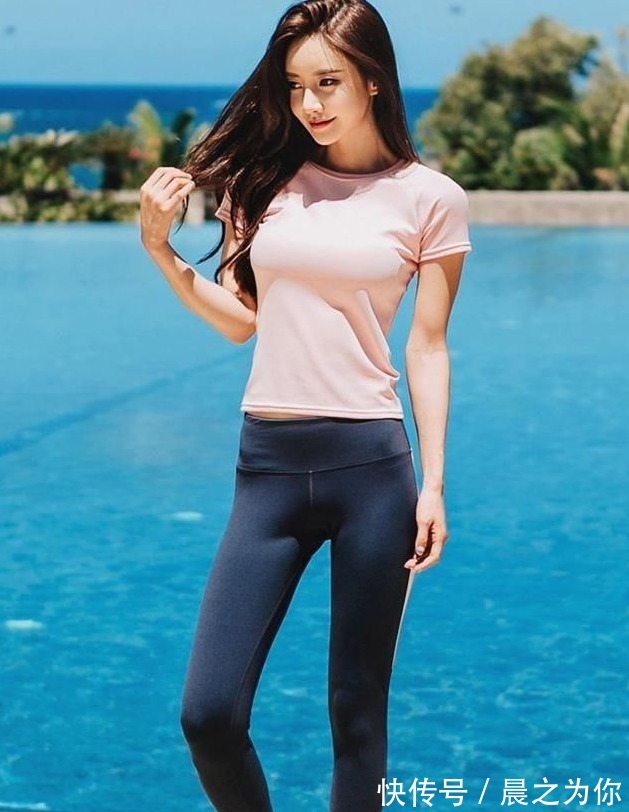 小蛮腰 微胖的打底裤优雅女孩,网友:紧致有力修饰腿型!