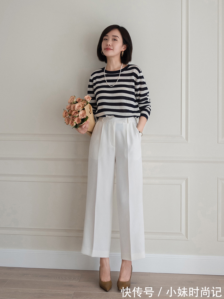 牛仔裤|38岁女性怎么穿风衣才洋气？搭配上蓝色衬衫和牛仔裤，高级又减龄