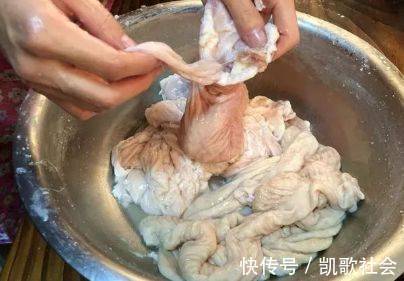 清洗猪大肠,光用盐就错了!再加这2样,10分钟快速洗净,无异味
