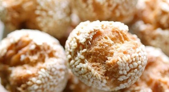 1碗面粉2个鸡蛋，做好吃的开口笑，香酥可口，大人小孩都爱吃