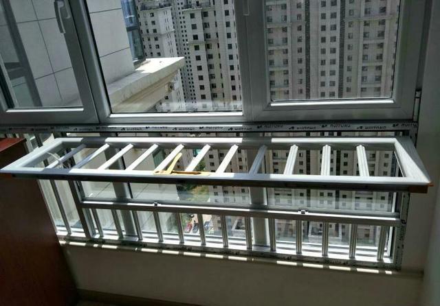 晾衣|阳台一根晾衣杆不够用，护栏一掰又有晾衣区，不用升降就图方便