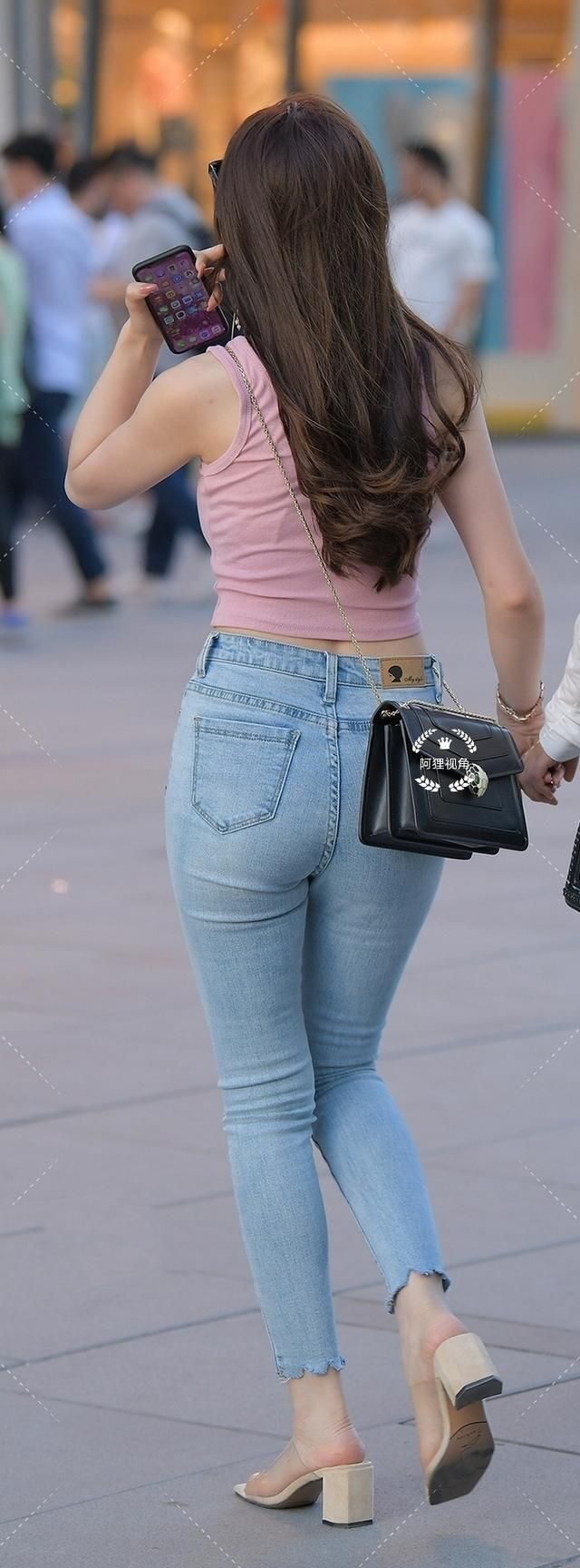 牛仔裤 破洞紧身牛仔裤是美女衣橱必备品,小姐姐这样穿清纯满满,超可爱